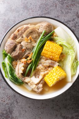 Beef Bulalo, Napa lahanası, yeşil soğan, bok choy ve mısır gibi sebzeli popüler bir Filipinli et çorbası. Yukarıdan dikey üst görünüm