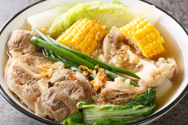 Bulalo, Filipinli haşlanmış dana incik kemiği, mısır ve lahana yapraklarından yapılmış bir çorba. Yatay