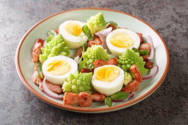 Romanesco brokoli salatası, haşlanmış yumurta, kızarmış domuz pastırması ve masada taze mikroyeşil bir porsiyon. Yatay