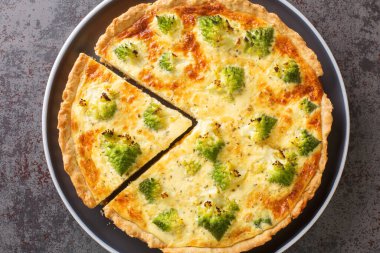 Peynir ve Romanesco lahana turtası masanın üzerindeki tabağa yakın çekim. Yukarıdan yatay üst görünüm