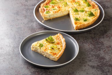 Romanesco brokolili fırında sebze kiş, masaya yakın bir tabakta yumurta ve peynir. Yatay