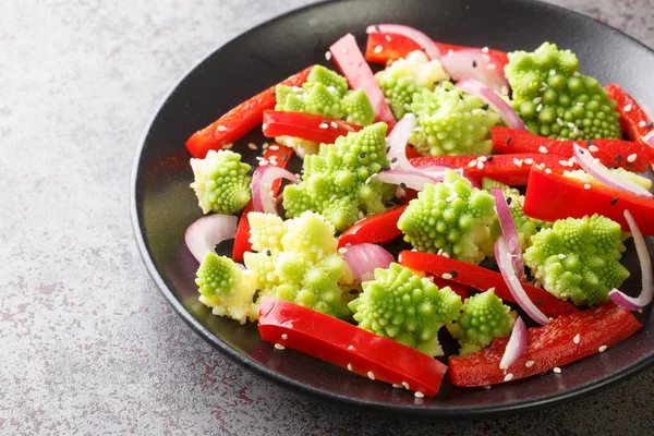Salade Végétalienne Légumes Frais Choux Romanesco Gros Plan Dans Une — Photo