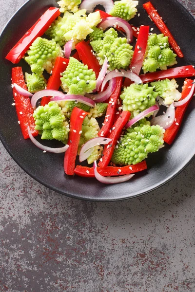 Vegetarische Salade Van Gestoomde Romaanse Broccoli Paprika Rode Close Een — Stockfoto