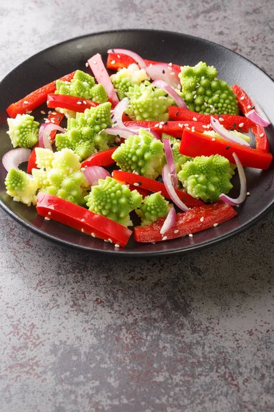 Buharda Pişirilmiş Romanesco Brokoli Dolmalık Biber Kırmızı Soğan Serpiştirilmiş Taze — Stok fotoğraf