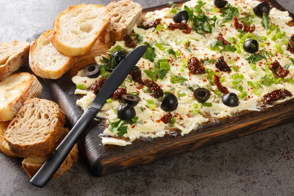 Savoureux Panneau Beurre Avec Des Herbes Fraîches Des Olives Des — Photo