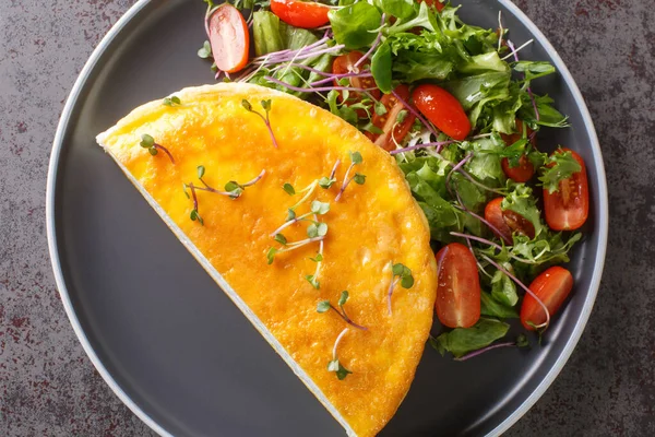 Französische Rührei Poulard Omelette Mit Schlagsahne Großaufnahme Auf Dem Teller — Stockfoto