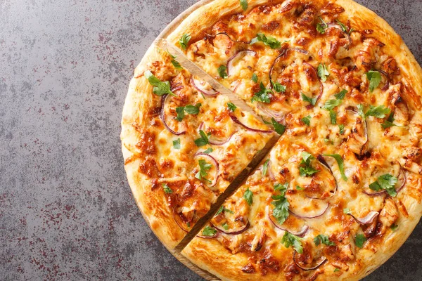 バーベキューソースで作られたバーベキューチキンピザ モッツァレラ チキン 赤玉ねぎとテーブルの上に木製のボード上の完璧な自家製ピザ地殻の上にコリアンダー Abovからの水平方向のトップビュー — ストック写真