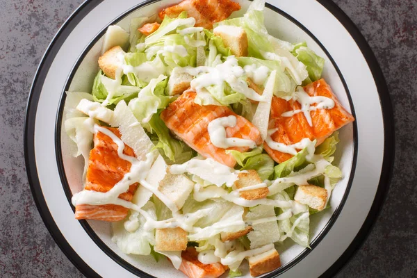 Bord Met Verse Caesar Salade Met Gegrilde Zalm Croutons Parmezaanse — Stockfoto