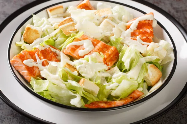 Gegrilde Zalm Caesar Salade Met Croutons Parmezaanse Kaas Caesar Dressing — Stockfoto
