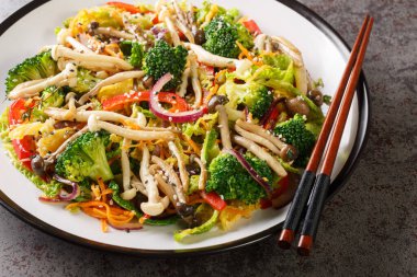 Taze kızarmış sebze brokoli, havuç, biber, soğan ve mantarlar masaya yakın. Yatay