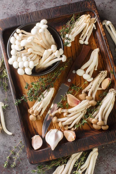 新鲜的白色和棕色什米基可食用或山楂蘑菇与烹调配料密闭在木板上的桌子上 从Abov的垂直顶部视图 — 图库照片