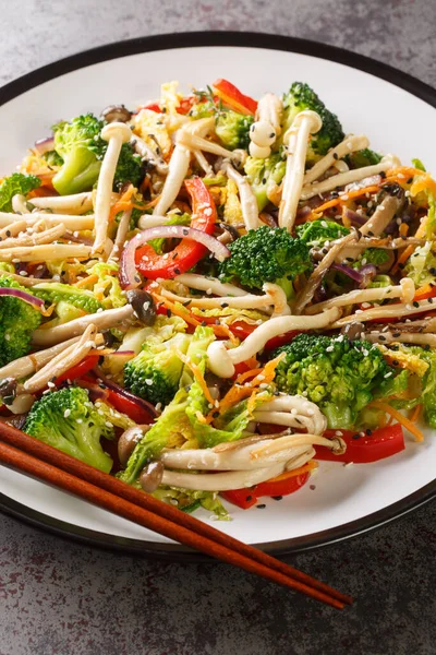 Plate Stir Fried Vegetables Shimeji Beech Mushrooms Closeup Table Vertica — Stock Photo, Image