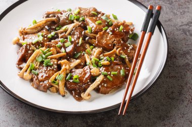 Kayın mantarlı, teriyaki soslu, yeşil soğanlı ve masada susamlı biftek. Yatay