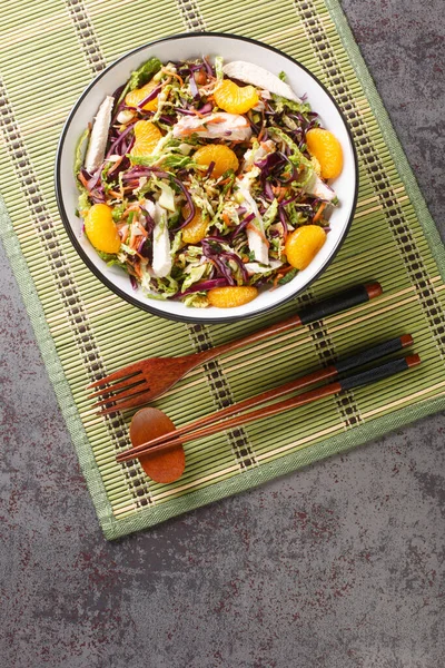 用橘子 大白菜 胡萝卜和面条制作的受中国启发的鸡肉沙拉 放在桌上的碗里 从Abov的垂直顶部视图 — 图库照片