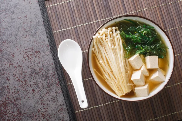 Reichhaltige Misosuppe Mit Enoki Pilzen Wakame Algen Und Tofu Vegetarisches — Stockfoto