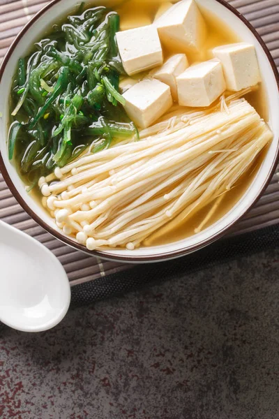 Japońskie Jedzenie Enoki Grzyb Miso Zupa Zbliżenie Misce Stole Pionowy — Zdjęcie stockowe