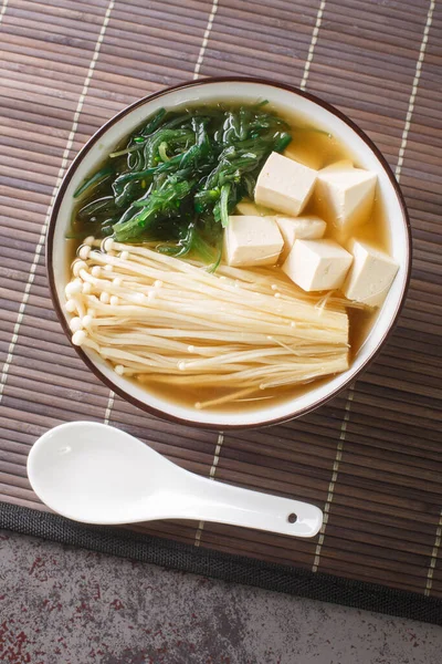 Sopa Miso Com Tofu Cogumelos Enoki Algas Marinhas Wakame Close — Fotografia de Stock