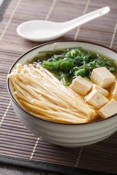Miso Suppe Mit Tofu Enoki Pilzen Wakame Algen Großaufnahme Einer — Stockfoto
