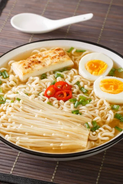 Sopa Asiática Ramen Miso Con Fideos Huevo Tofu Enoki Cerca — Foto de Stock