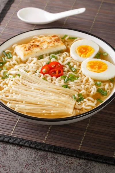 Σούπα Ramen Τυρί Tofu Μανιτάρια Enoki Noodles Πράσινα Κρεμμύδια Και — Φωτογραφία Αρχείου