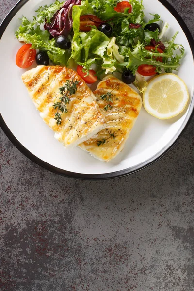 Comida Saludable Que Sirve Bacalao Parrilla Con Ensalada Verduras Frescas — Foto de Stock