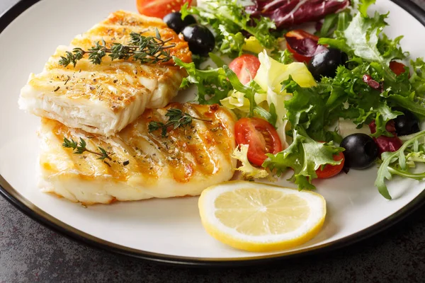 Delicious Healthy Grilled Cod Fish Fresh Salad Tomatoes Olives Lettuce — Stock Photo, Image