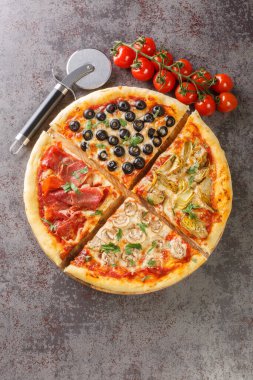 Mozzarella peynirli, jambonlu, domates soslu, mantarlı, enginarlı ve zeytinli pizza. Yukarıdan dikey üst görünüm