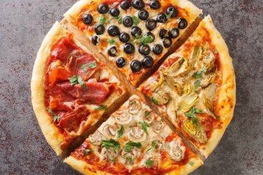 Pizza Four Seasons her biri masadaki farklı bir sezonun yakın çekimini temsil eden dört bölüme ayrılmıştır. Yukarıdan yatay üst görünüm