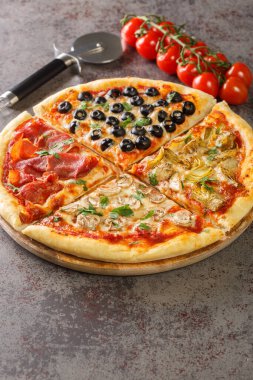 Mozzarella peynirli, jambonlu, domates soslu, mantarlı, enginarlı ve zeytinli pizza. Dikey