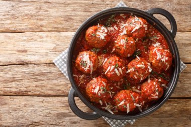 Parmesanlı Polpette köftesi. Masadaki tavada yakın plan domates sosu. Yukarıdan yatay üst görünüm