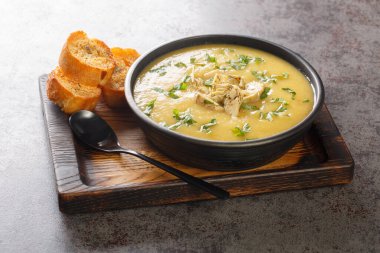 Akdeniz diyet krema çorbası enginar, patates, pırasa ve sarımsak masada yakın plan tost ile servis edilir. Yatay