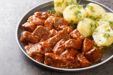 Wiener Saftgulasch, kalın ve lezzetli bir et parçasına batırılmış ince dilimlenmiş et yahnisinden oluşan sağlıklı bir güveçtir. Yatay