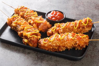 Kore mısırlı sosislileri veya Kore sosislileri popüler yerel sokak yemekleridir, tipik olarak sosislerden ya da masaya yakın tabakta kızartılmış çubuklarda mozzarella peynirinden yapılır. Yatay