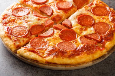 Yeni pişmiş sosisli pizza, sosis, mozzarella ve domates sosu. Masadaki tahta tahtaya yakın plan. yatay