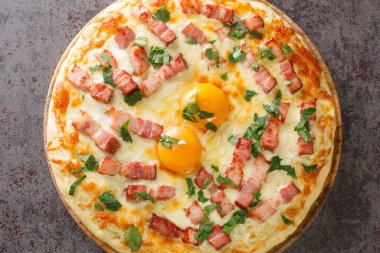 Pastırmalı Lezzetli Pizza Carbonara ve masanın üzerindeki tahta tahtaya yakın plan. Yukarıdan yatay üst görünüm