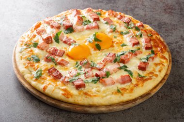 Pastırmalı Lezzetli Pizza Carbonara ve masanın üzerindeki tahta tahtaya yakın plan. Yatay