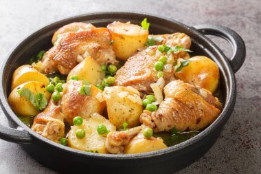 Tavuk Vezüv tavuğu tavada kızartılır ve fırında tavuk, patates ve bezelye çok lezzetli bir baharatlı şarap sosu ile birlikte masanın üstünde kızartılır. Yatay