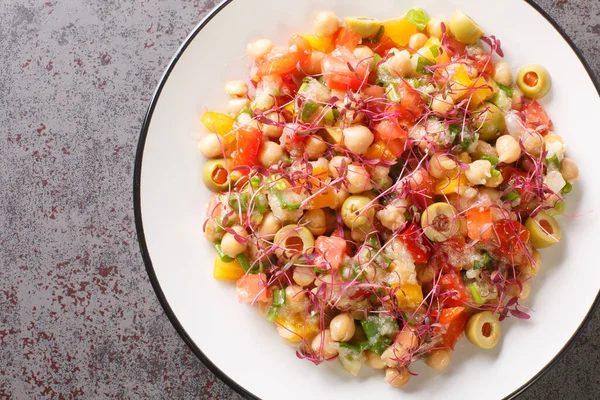 Mittelmeerdiät Salat Aus Kichererbsen Paprika Oliven Tomaten Zwiebeln Und Amaranth — Stockfoto