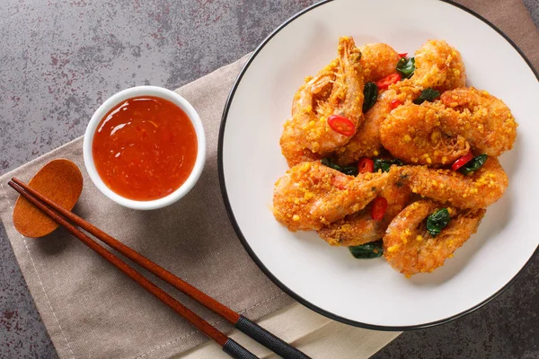 Crevettes Frites Style Asiatique Avec Jaunes Œufs Salés Feuilles Curry — Photo