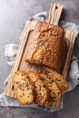 Balkabağı Çikolatalı Ekmek masanın üzerindeki tahta tahtaya yakın plan. Yukarıdan dikey üst görünüm