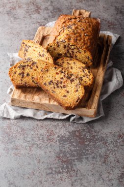 Ev yapımı çikolatalı ve balkabaklı ekmek dilimler halinde masanın üzerindeki tahta tahtaya yakın plan. Dikey