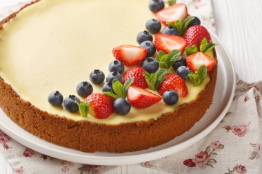 Tüm New York peynirli keki, çilek, yabanmersini ve naneli şekerlemeler masanın üstünde. Yatay