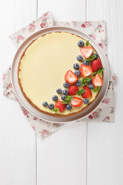 Cheesecake Fresco Clássico Nova York Com Bagas Frescas Closeup Hortelã — Fotografia de Stock