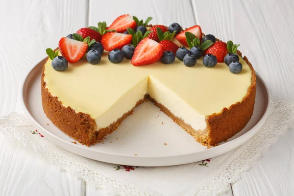 Σπιτικό Κλασικό New York Cheesecake Κοπεί Closeup Στο Πιάτο Στο — Φωτογραφία Αρχείου