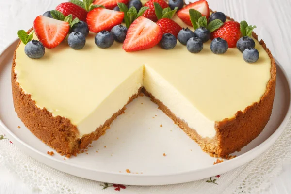 New York Cheesecake Dekorerad Med Bär Med Utskuren Närbild Horisontaltta — Stockfoto