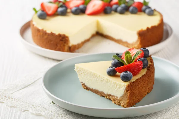 Klassieke New Yorkse Cheesecake Met Slice Cut Out Van Dichtbij — Stockfoto