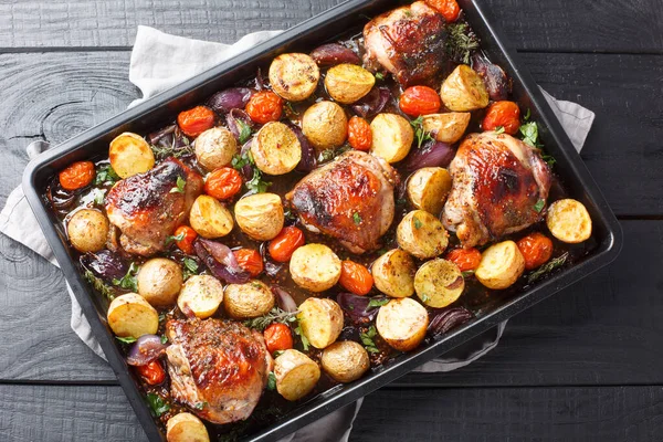 Delicious Easy Sheet Pan Balsamic Chicken Roasted Potatoes Red Onion — Stock Photo, Image