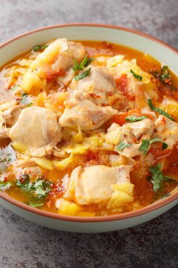 Baharatlı tavuk yahnisi jasha maroo masadaki kaseye yakın çekim. Dikey