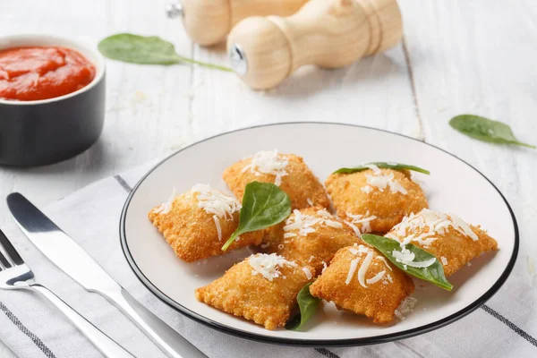 Deep Fried Traditional Italian Dish Ravioli Dumplings Stuffed Spinach Cheese — Stock Photo, Image