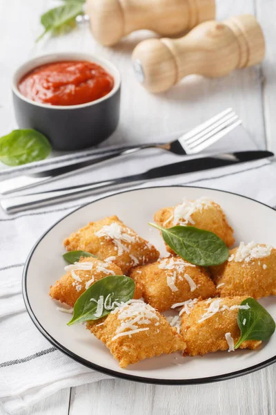 Fried Ravioli Breaded Deep Fried Pasta Stuffed Soft Cheese Spinach — Stock Photo, Image